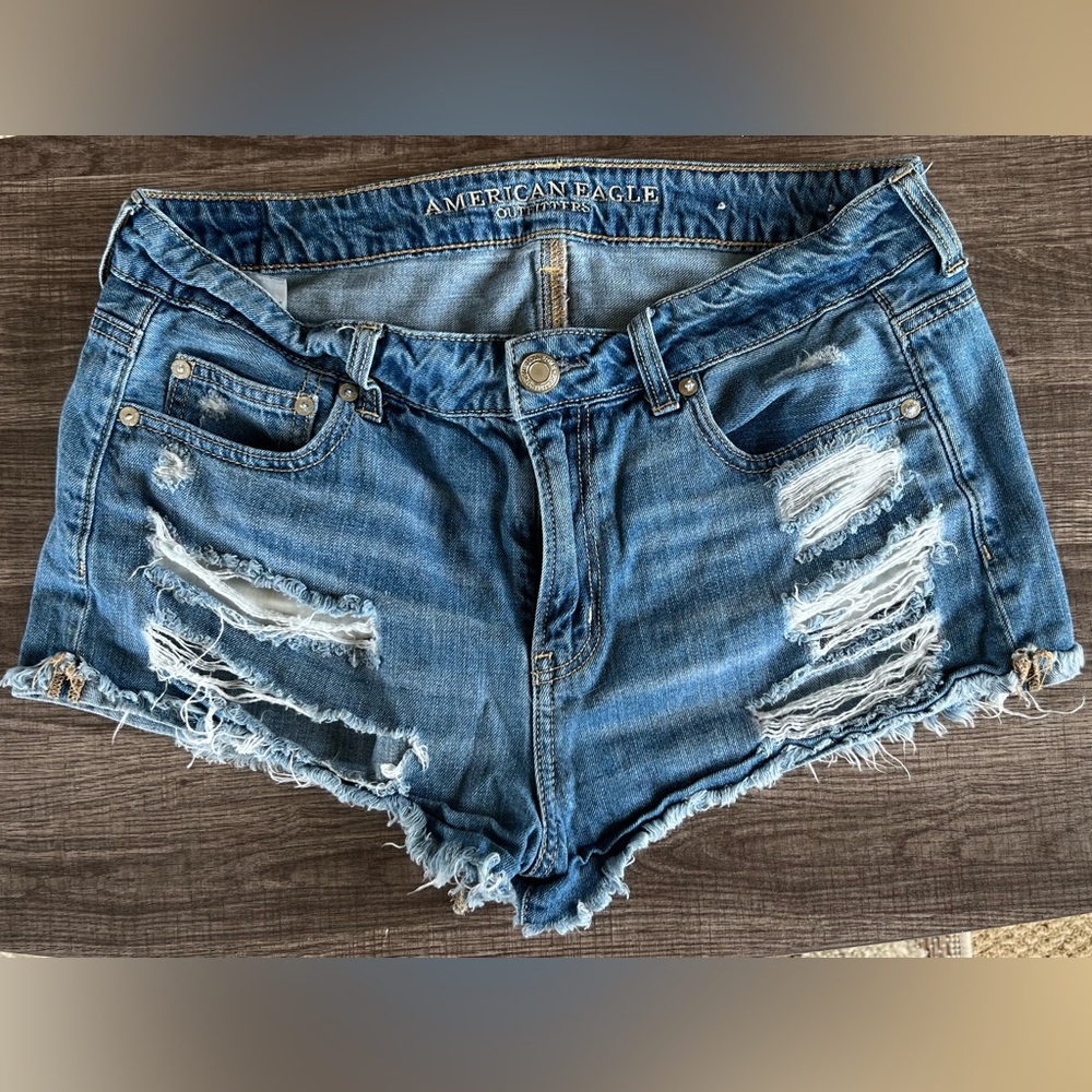 American Eagle 🦅 DISTRESSED Denim Shorts